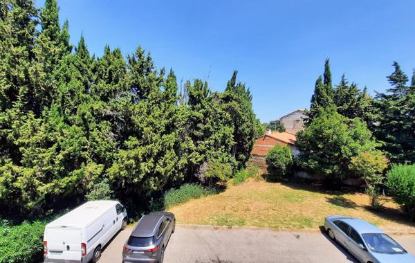 T4 entièrement rénové avec garage et parking