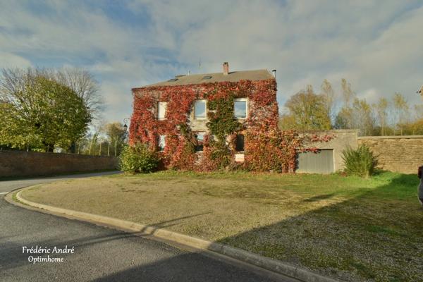 Maison de Maître avec jardin et garage.