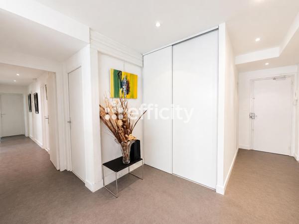 Local Commercial
         5 pièces
        - 109 m² Exclusivité 800 000 € *