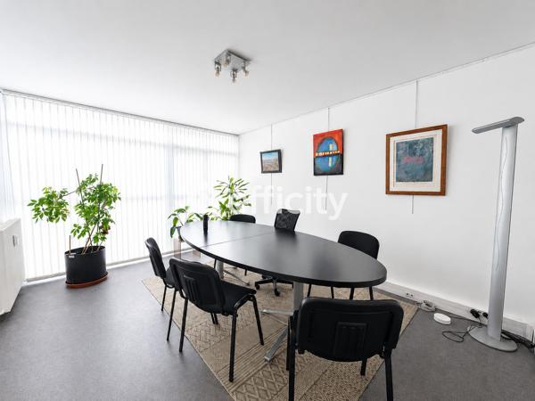 Local Commercial
         5 pièces
        - 109 m² Exclusivité 800 000 € *