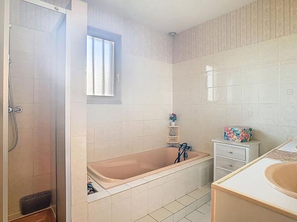 Maison à vendre à Saumur - 110 m², proche centre-ville avec garage et sous-sol