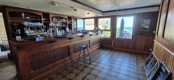 PLOZEVET ENSEMBLE IMMOBILIER MIXTE