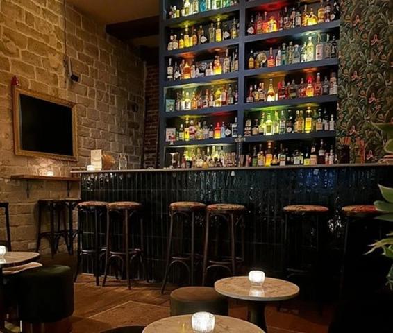 Bar licence 4 + cuisine aux normes + possibilité tardive