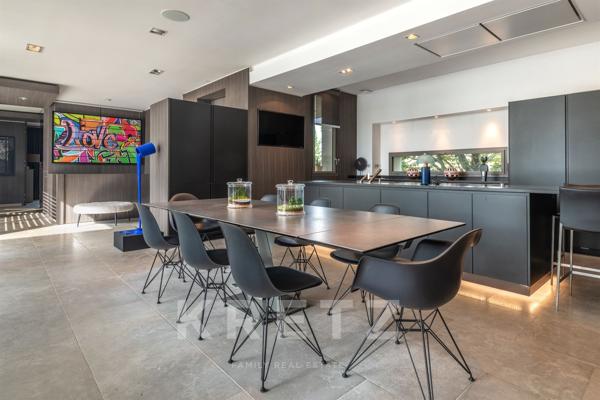 SAINT-CYR-AU-MONT-D’OR – VILLA D’ARCHITECTE CONTEMPORAINE – 293 M² – 4 CHAMBRES – PISCINE