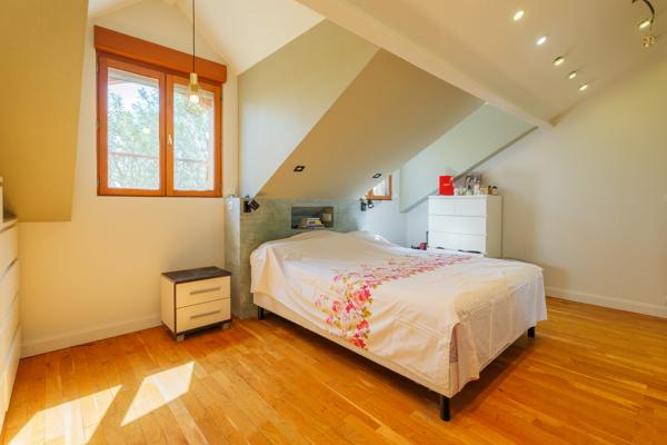 Aulnay SUD Maison de 230m2 + 2 studios avec jardin