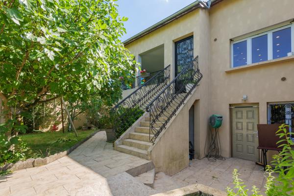 Aulnay SUD Maison de 230m2 + 2 studios avec jardin