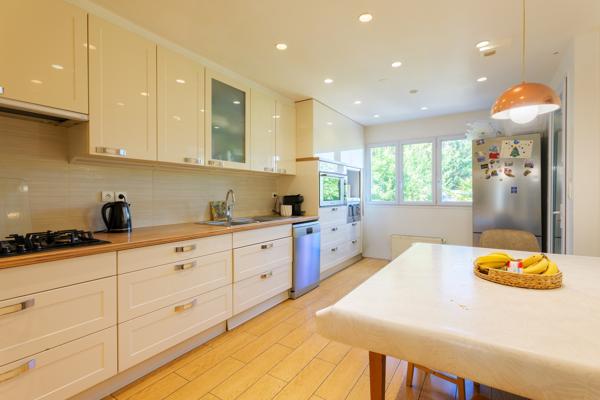 Aulnay SUD Maison de 230m2 + 2 studios avec jardin