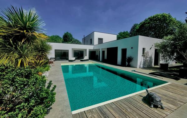 Une villa de style moderniste à Narrosse