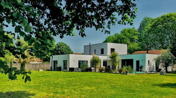 Une villa de style moderniste à Narrosse