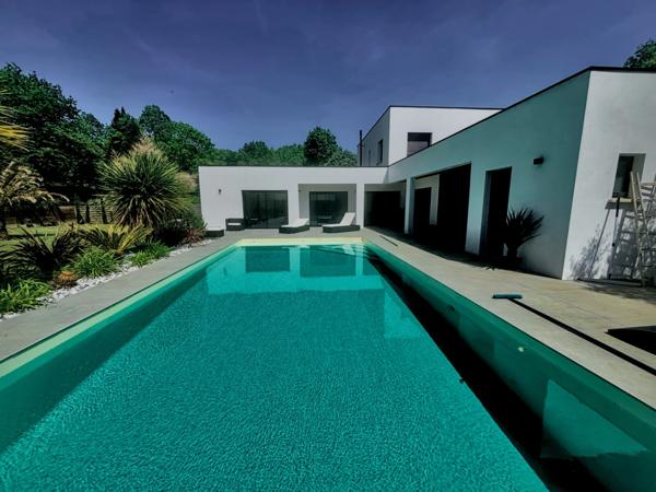 Une villa de style moderniste à Narrosse