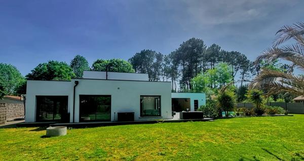 Une villa de style moderniste à Narrosse