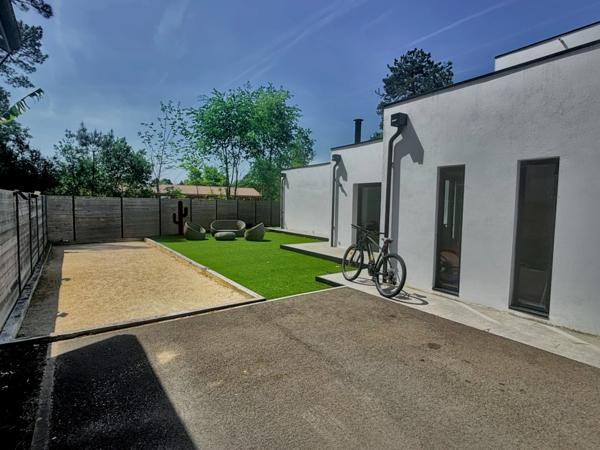 Une villa de style moderniste à Narrosse