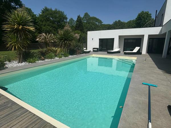 Une villa de style moderniste à Narrosse