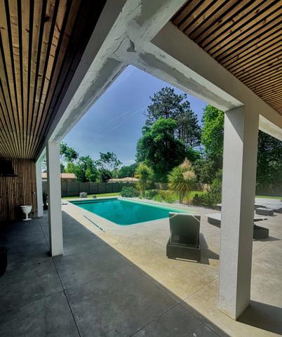 Une villa de style moderniste à Narrosse