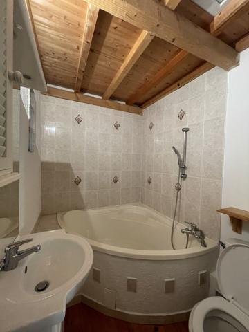 Centre village Alzonne toutes commodités Maison de village en excellent état avec remise Alzonne (11170)