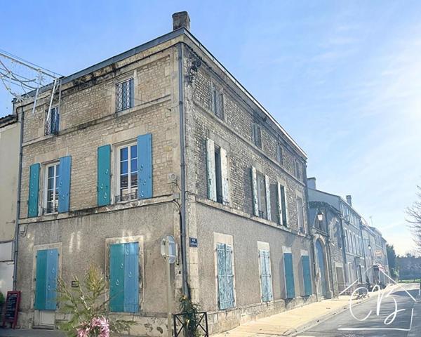 Aigre 16140 - En centre-ville - Maison de caractère avec jardin, garage et fort potentiel