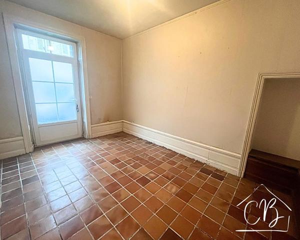 Aigre 16140 - En centre-ville - Maison de caractère avec jardin, garage et fort potentiel