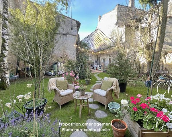 Aigre 16140 - En centre-ville - Maison de caractère avec jardin, garage et fort potentiel