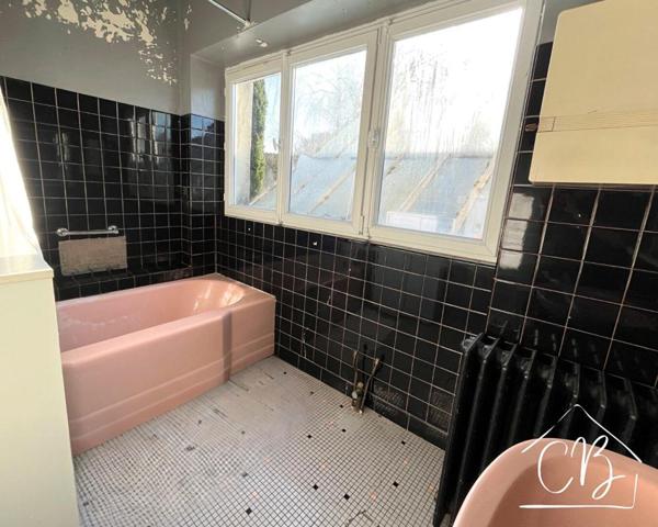 Aigre 16140 - En centre-ville - Maison de caractère avec jardin, garage et fort potentiel