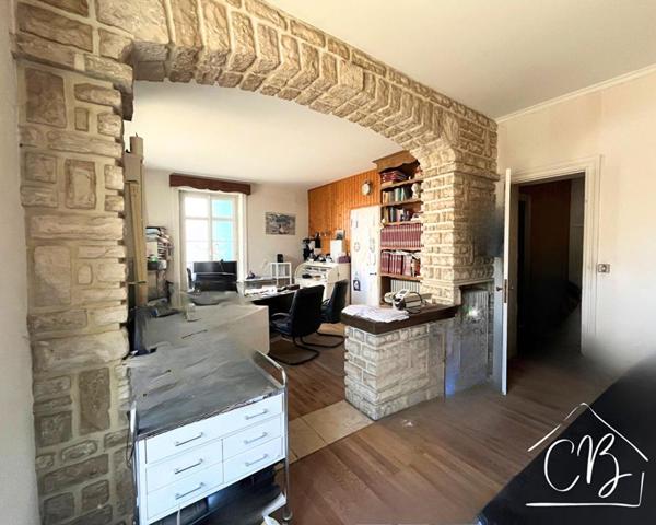 Aigre 16140 - En centre-ville - Maison de caractère avec jardin, garage et fort potentiel