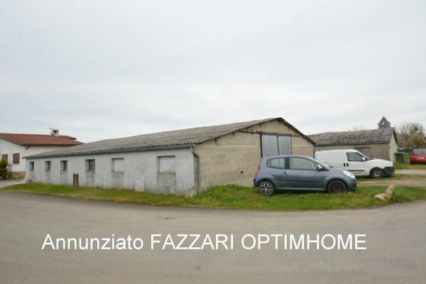 À vendre en exclusivité, proche de la Belgique et du Luxembourg, situé à Lion-devant-Dun, bâtiment à usage de garages et de stockage