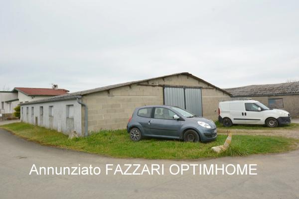 À vendre en exclusivité, proche de la Belgique et du Luxembourg, situé à Lion-devant-Dun, bâtiment à usage de garages et de stockage