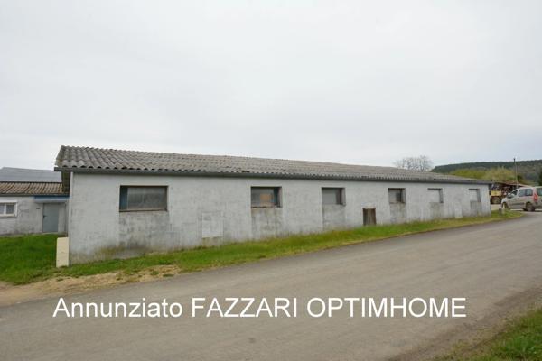 À vendre en exclusivité, proche de la Belgique et du Luxembourg, situé à Lion-devant-Dun, bâtiment à usage de garages et de stockage
