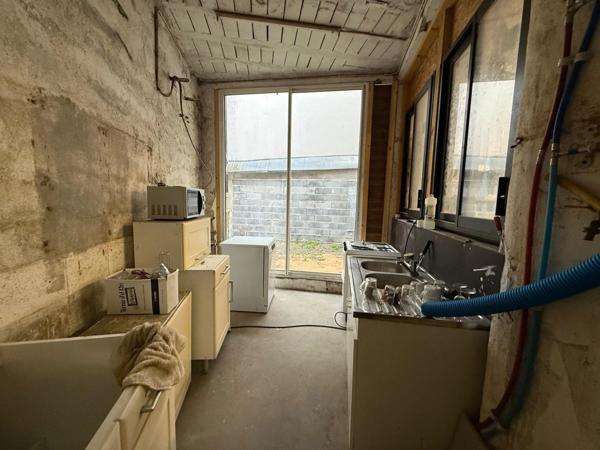 Immeuble comprenant dépôts