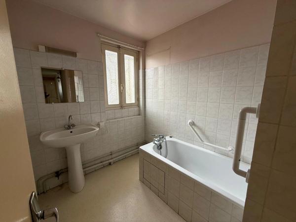 LOURDES CENTRE – Ensemble immobilier à fort potentiel avec ateliers, appartement, garages et terrasse
