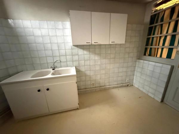 Immeuble comprenant dépôts