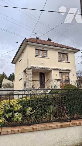 Sur la commune de GAGNY (Seine-Saint-Denis) Maison de 5 pièces principales sur sous-sol surélevé.
