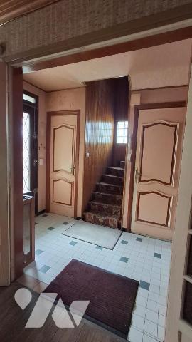 Sur la commune de GAGNY (Seine-Saint-Denis) Maison de 5 pièces principales sur sous-sol surélevé.