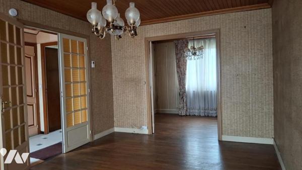 Sur la commune de GAGNY (Seine-Saint-Denis) Maison de 5 pièces principales sur sous-sol surélevé.