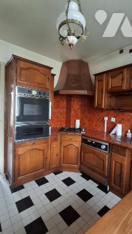 Sur la commune de GAGNY (Seine-Saint-Denis) Maison de 5 pièces principales sur sous-sol surélevé.