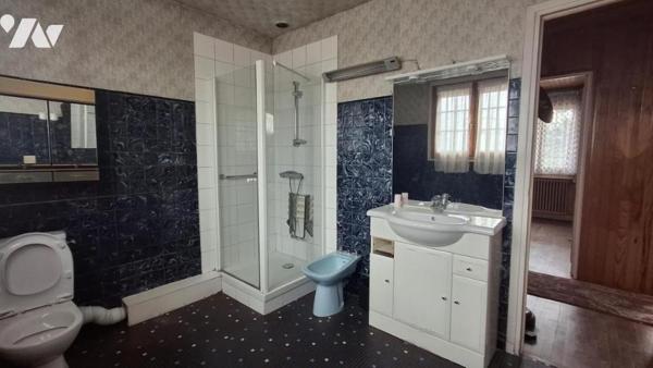 Sur la commune de GAGNY (Seine-Saint-Denis) Maison de 5 pièces principales sur sous-sol surélevé.