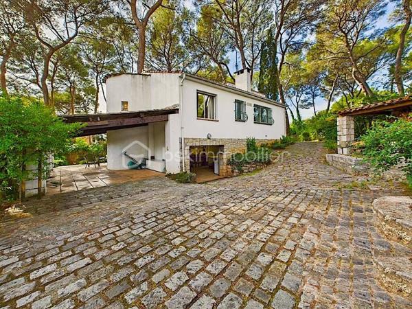Idéalement située dans le secteur recherché de la Pinède au Cannet, à proximité immédiate de toutes les commodités (commerces, écoles, transports en commun), cette villa individuelle de construction traditionnelle des années 1970 vous séduira par son calme, son absence de vis-à-vis et son formidable potentiel.

D'une surface habitable de 90 m², de plain-pied, elle se compose :
- Une entrée
- Un salon avec cheminée
- Une cuisine indépendante équipée
- 3 chambres avec placards
- Une salle de bains
- Un WC + un WC indépendant

Un atout majeur : un grand sous-sol total d'environ 90 m², accessible directement depuis l'intérieur de la maison, comprenant un garage, une cave à vin et un atelier/dressing.

À l'extérieur, vous profiterez également d'un abri voiture ainsi que d'un petit atelier indépendant avec baie vitrée, idéal pour un bureau, un studio ou un espace créatif.

La villa dispose d'une terrasse et s'ouvre sur un magnifique terrain arboré de 1300 m², offrant une intimité rare (aucun vis-à-vis) et un cadre verdoyant.

Le terrain est piscinable et offre une réelle possibilité d'extension : un bien avec un fort potentiel, à personnaliser selon vos envies.

✅ Villa de plain-pied 90 m²
✅ Terrain arboré de 1300 m²
✅ Aucun vis-à-vis
✅ Sous-sol de 90 m² (garage, cave à vin, atelier/dressing)
✅ Atelier indépendant avec baie vitrée
✅ Piscinable
✅ Possibilité d'extension
✅ Proche commerces, écoles et transports

Un bien rare offrant calme, espace et potentiel, à découvrir sans tarder !