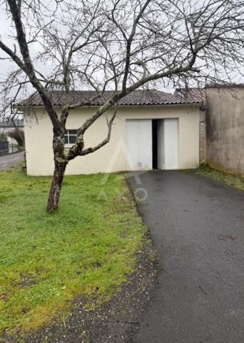 MAGNAC SUR TOUVRE -- GARAGE SUR TERRAIN CONSTRUCTIBLE 980  m2