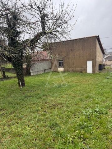 MAGNAC SUR TOUVRE -- GARAGE SUR TERRAIN CONSTRUCTIBLE 980  m2