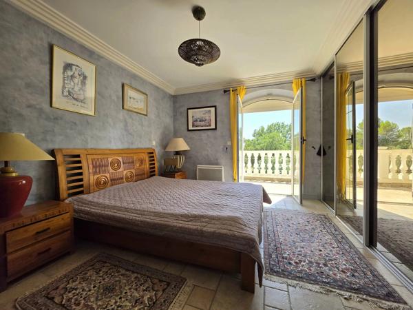 Villa de caractère de 275 m² - Parc paysagé de 5489 m² - 5 Chambres - Piscine - Sous-sol de 180 m² - 83720 Trans-en-Provence - Réf 87272351