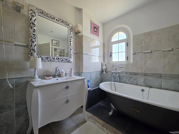 Villa de caractère de 275 m² - Parc paysagé de 5489 m² - 5 Chambres - Piscine - Sous-sol de 180 m² - 83720 Trans-en-Provence - Réf 87272351