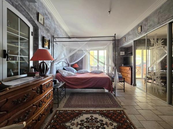Villa de caractère de 275 m² - Parc paysagé de 5489 m² - 5 Chambres - Piscine - Sous-sol de 180 m² - 83720 Trans-en-Provence - Réf 87272351