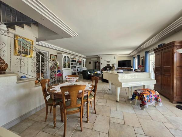 Villa de caractère de 275 m² - Parc paysagé de 5489 m² - 5 Chambres - Piscine - Sous-sol de 180 m² - 83720 Trans-en-Provence - Réf 87272351
