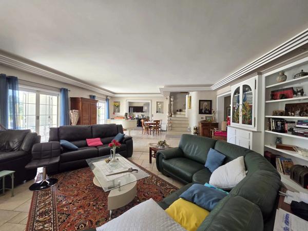 Villa de caractère de 275 m² - Parc paysagé de 5489 m² - 5 Chambres - Piscine - Sous-sol de 180 m² - 83720 Trans-en-Provence - Réf 87272351