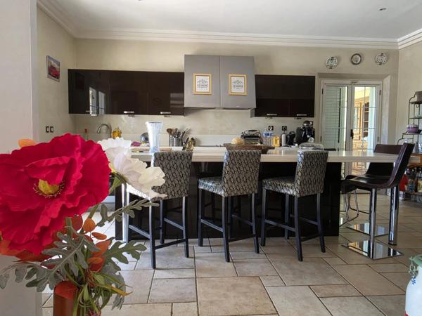 Villa de caractère de 275 m² - Parc paysagé de 5489 m² - 5 Chambres - Piscine - Sous-sol de 180 m² - 83720 Trans-en-Provence - Réf 87272351
