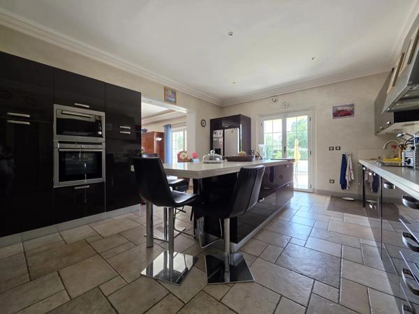 Villa de caractère de 275 m² - Parc paysagé de 5489 m² - 5 Chambres - Piscine - Sous-sol de 180 m² - 83720 Trans-en-Provence - Réf 87272351