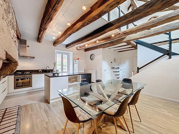 Duplex clé en main ; 105m² ; cachet, pierres et poutres apparentes ; 3 chambres - Hennebont, rive droite.