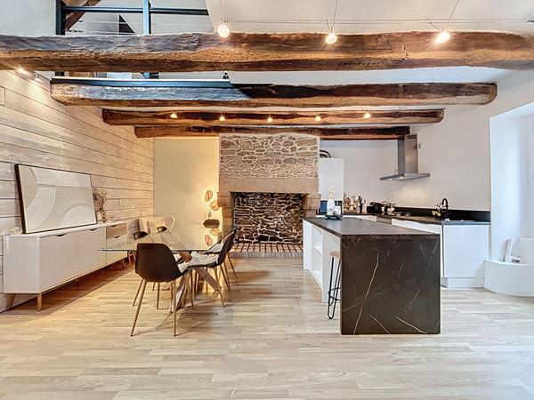 Duplex clé en main ; 105m² ; cachet, pierres et poutres apparentes ; 3 chambres - Hennebont, rive droite.