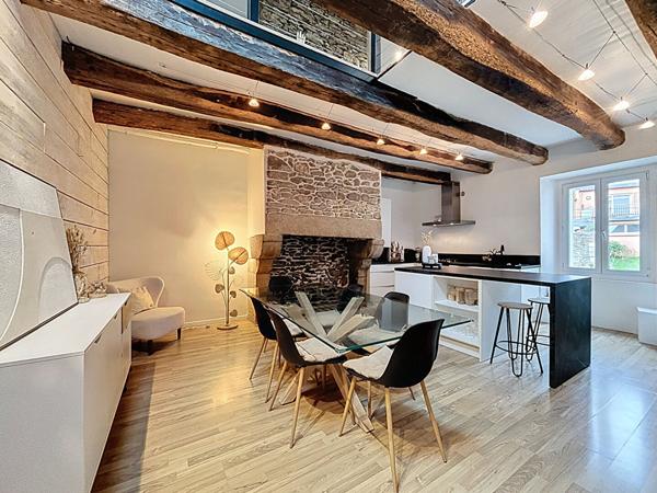 Duplex clé en main ; 105m² ; cachet, pierres et poutres apparentes ; 3 chambres - Hennebont, rive droite.