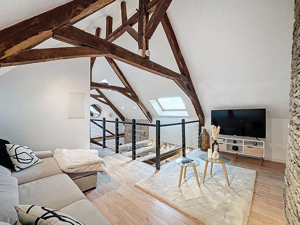 Duplex clé en main ; 105m² ; cachet, pierres et poutres apparentes ; 3 chambres - Hennebont, rive droite.