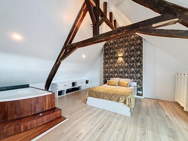 Duplex clé en main ; 105m² ; cachet, pierres et poutres apparentes ; 3 chambres - Hennebont, rive droite.